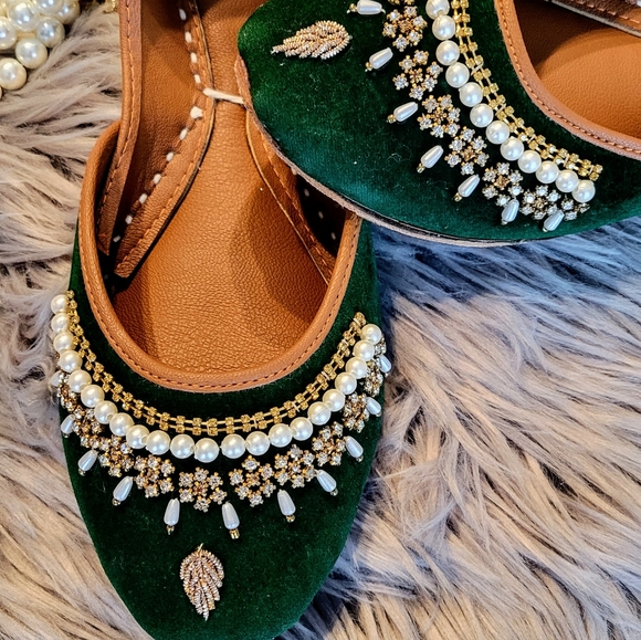 NWT Handmade velvet Zari embroidery rhinestones faux pearl khussa/ Punjabi jutti - Picture 4 of 9